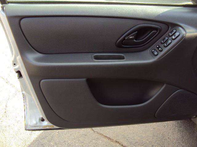 2005 Ford Escape XLS 4dr SUV